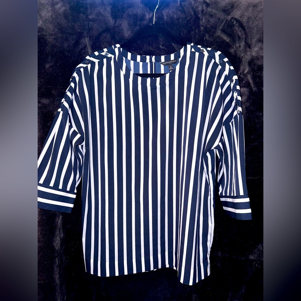 BANANA REPUBLIC: Navy/Cream Blouse - Size Medium.